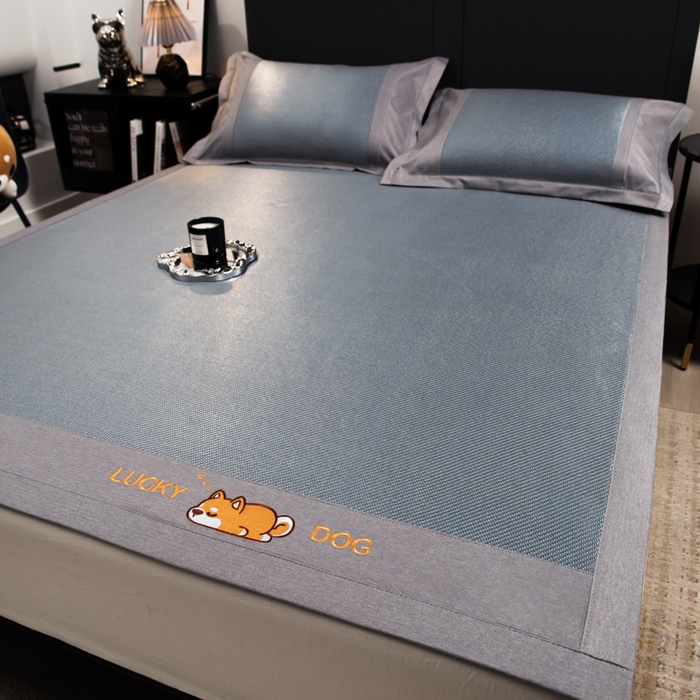 91家纺网 家纺一手货源 找家纺 印季家纺 2026新款5A级抗菌加厚绣花冰藤席-幸运狗（床席款） 雾霾蓝