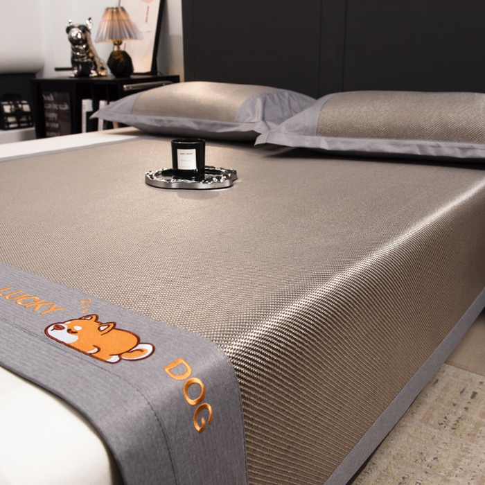 91家纺网 家纺一手货源 找家纺 印季家纺 2026新款5A级抗菌加厚绣花冰藤席-幸运狗（床席款） 银棕