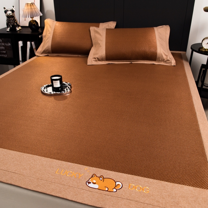 91家纺网 家纺一手货源 找家纺 印季家纺 2026新款5A级抗菌加厚绣花冰藤席-幸运狗（床席款） 金咖