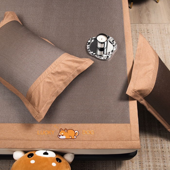 91家纺网 家纺一手货源 找家纺 印季家纺 2026新款5A级抗菌加厚绣花冰藤席-幸运狗（床席款） 银咖