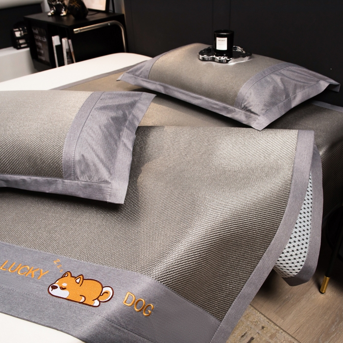 91家纺网 家纺一手货源 找家纺 印季家纺 2026新款5A级抗菌加厚绣花冰藤席-幸运狗（床席款） 银灰