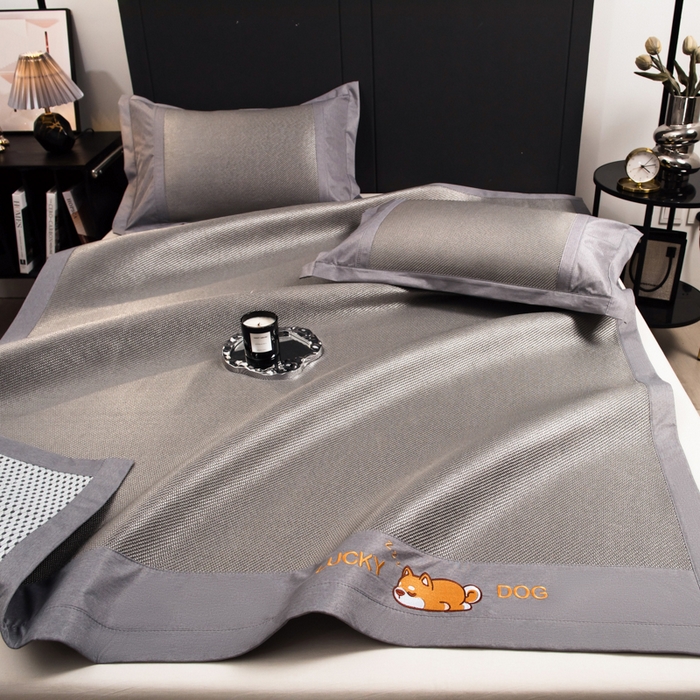 91家纺网 家纺一手货源 找家纺 印季家纺 2026新款5A级抗菌加厚绣花冰藤席-幸运狗（床席款） 银灰