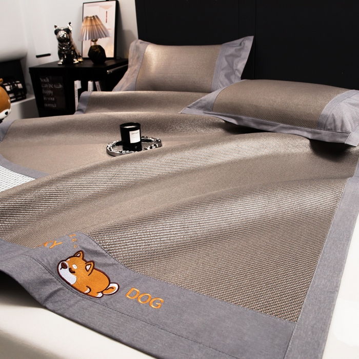 91家纺网 家纺一手货源 找家纺 印季家纺 2026新款5A级抗菌加厚绣花冰藤席-幸运狗（床席款） 银棕