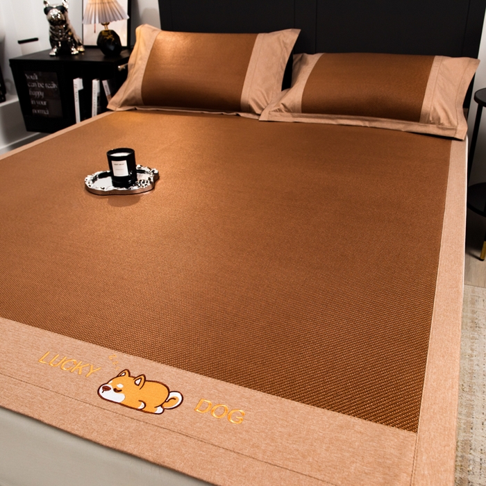 91家纺网 家纺一手货源 找家纺 印季家纺 2026新款5A级抗菌加厚绣花冰藤席-幸运狗（床席款） 金咖