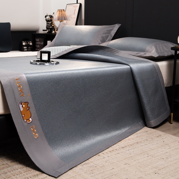 91家纺网 家纺一手货源 找家纺 印季家纺 2026新款5A级抗菌加厚绣花冰藤席-幸运狗（床席款） 雾霾蓝