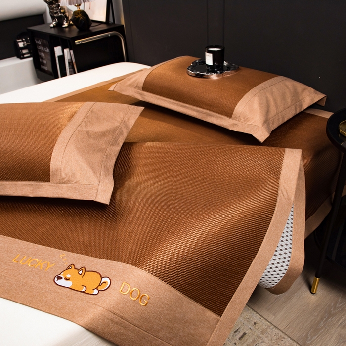 91家纺网 家纺一手货源 找家纺 印季家纺 2026新款5A级抗菌加厚绣花冰藤席-幸运狗（床席款） 金咖