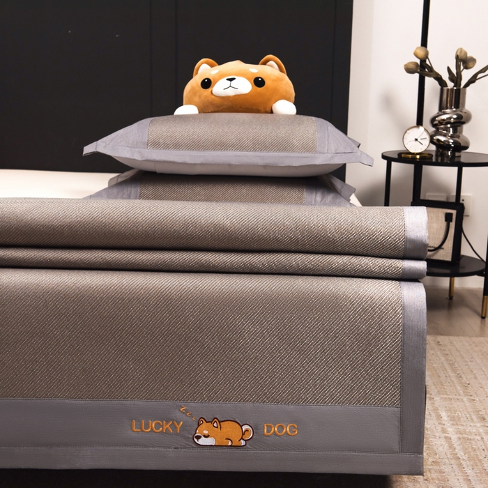 91家纺网 家纺一手货源 找家纺 印季家纺 2026新款5A级抗菌加厚绣花冰藤席-幸运狗（床席款） 银棕