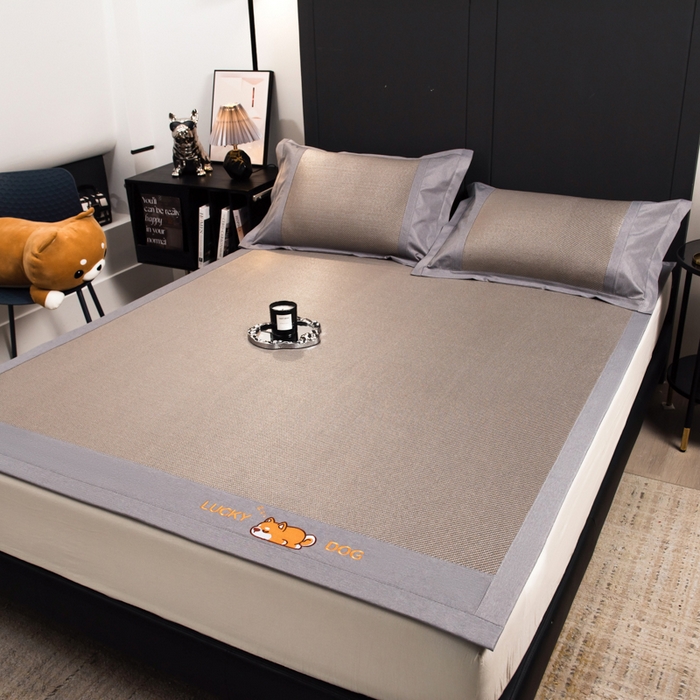 91家纺网 家纺一手货源 找家纺 印季家纺 2026新款5A级抗菌加厚绣花冰藤席-幸运狗（床席款） 银棕