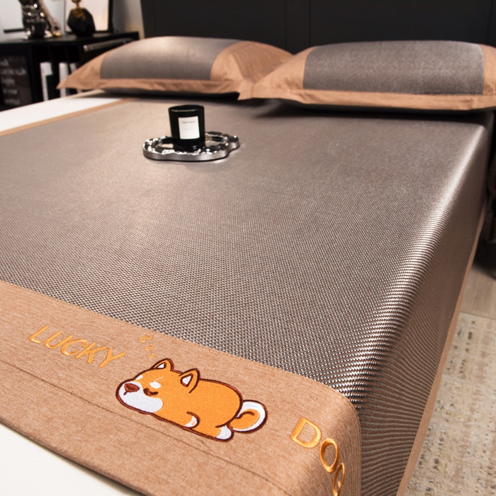 91家纺网 家纺一手货源 找家纺 印季家纺 2026新款5A级抗菌加厚绣花冰藤席-幸运狗（床席款） 银咖