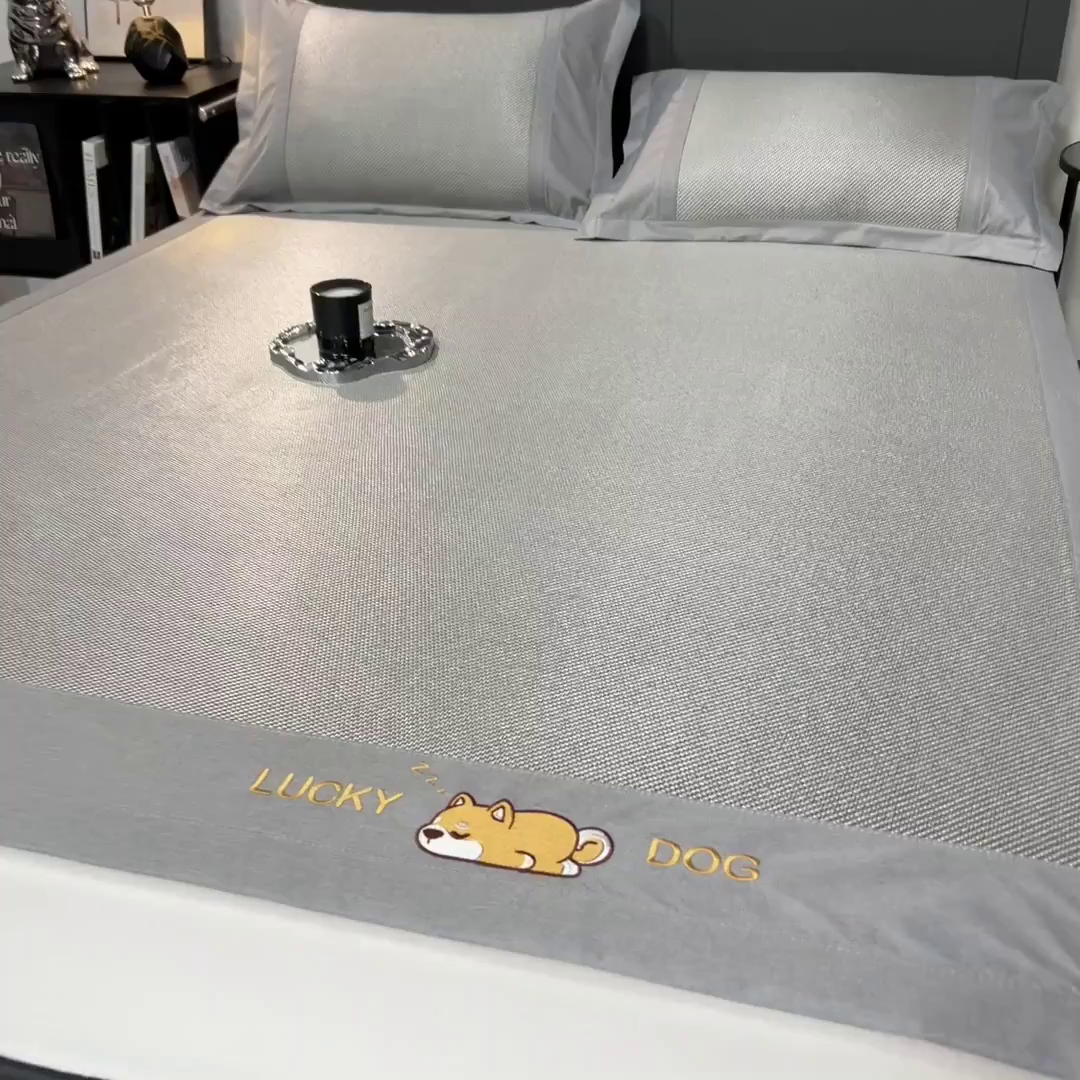 91家纺网 家纺一手货源 找家纺 印季家纺 2026新款5A级抗菌加厚绣花冰藤席-幸运狗（床席款） 银灰