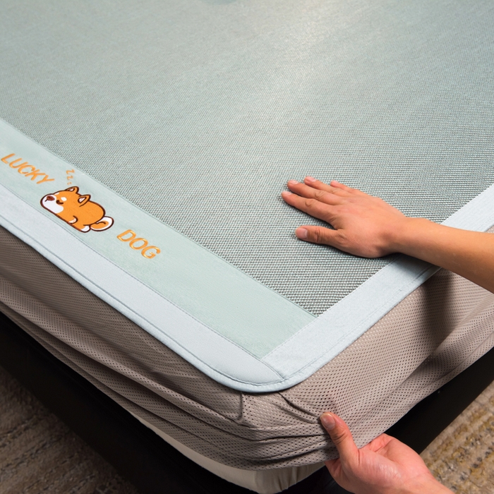 91家纺网 家纺一手货源 找家纺 （总）印季家纺 2026新款5A级抗菌加厚绣花冰藤席-幸运狗（床笠款）