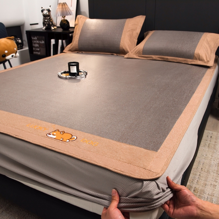 91家纺网 家纺一手货源 找家纺 （总）印季家纺 2026新款5A级抗菌加厚绣花冰藤席-幸运狗（床笠款）