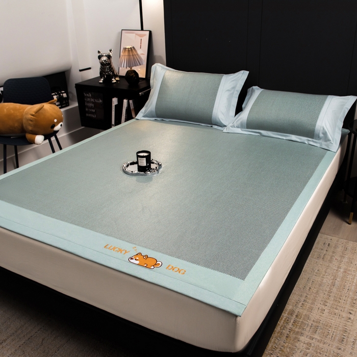 91家纺网 家纺一手货源 找家纺 印季家纺 2026新款5A级抗菌加厚绣花冰藤席-幸运狗（床笠款） 湖绿