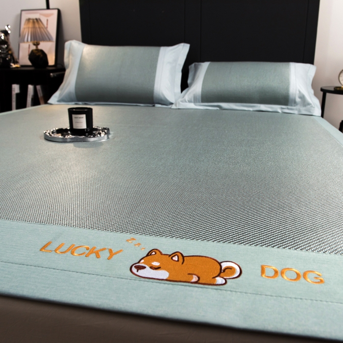 91家纺网 家纺一手货源 找家纺 （总）印季家纺 2026新款5A级抗菌加厚绣花冰藤席-幸运狗（床笠款）