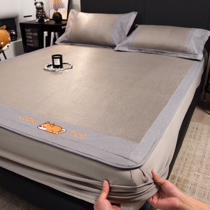 91家纺网 家纺一手货源 找家纺 （总）印季家纺 2026新款5A级抗菌加厚绣花冰藤席-幸运狗（床笠款）