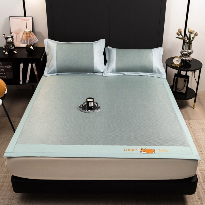 91家纺网 家纺一手货源 找家纺 印季家纺 2026新款5A级抗菌加厚绣花冰藤席-幸运狗（床笠款） 湖绿