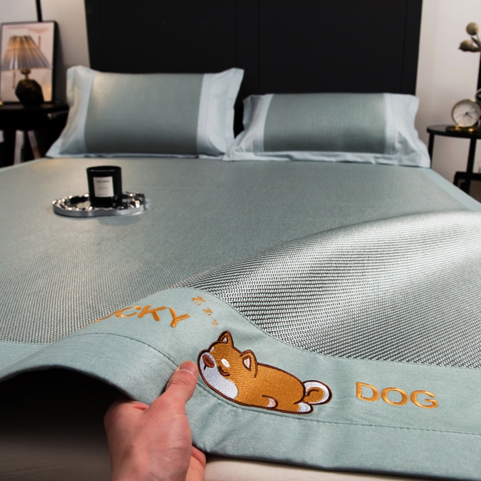 91家纺网 家纺一手货源 找家纺 （总）印季家纺 2026新款5A级抗菌加厚绣花冰藤席-幸运狗（床笠款）