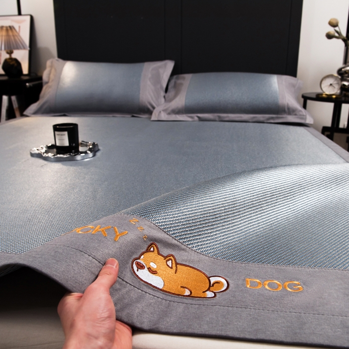 91家纺网 家纺一手货源 找家纺 印季家纺 2026新款5A级抗菌加厚绣花冰藤席-幸运狗（床笠款） 雾霾蓝