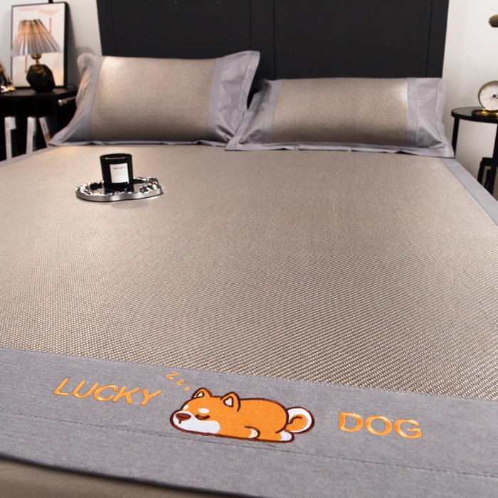 91家纺网 家纺一手货源 找家纺 印季家纺 2026新款5A级抗菌加厚绣花冰藤席-幸运狗（床笠款） 银棕