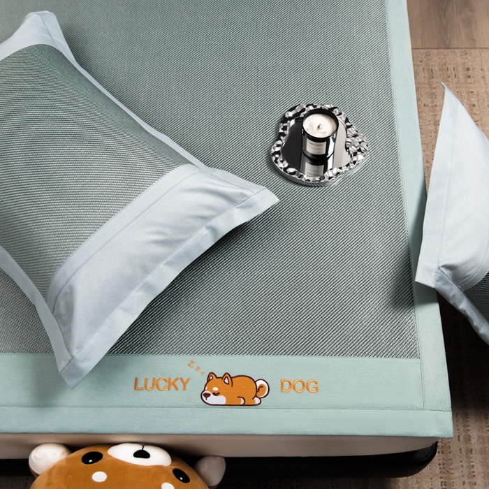 91家纺网 家纺一手货源 找家纺 印季家纺 2026新款5A级抗菌加厚绣花冰藤席-幸运狗（床笠款） 湖绿