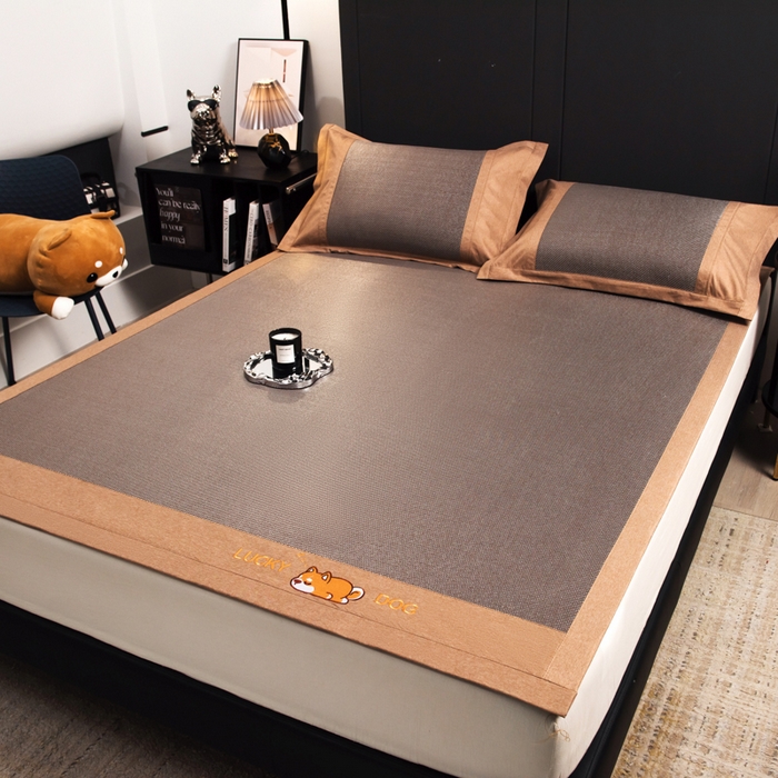 91家纺网 家纺一手货源 找家纺 印季家纺 2026新款5A级抗菌加厚绣花冰藤席-幸运狗（床笠款） 银咖