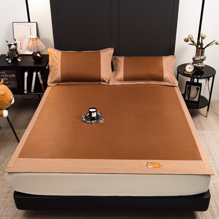 91家纺网 家纺一手货源 找家纺 印季家纺 2026新款5A级抗菌加厚绣花冰藤席-幸运狗（床笠款） 金咖