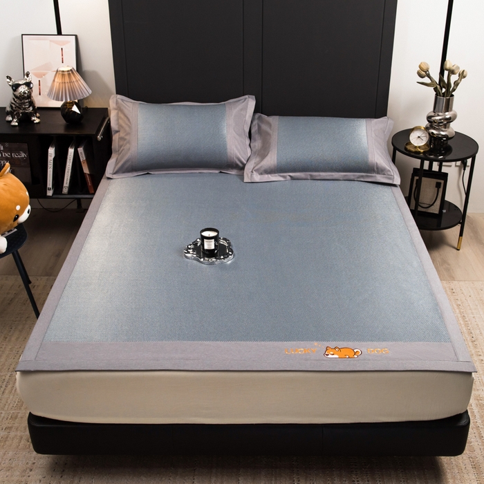 91家纺网 家纺一手货源 找家纺 印季家纺 2026新款5A级抗菌加厚绣花冰藤席-幸运狗（床笠款） 雾霾蓝