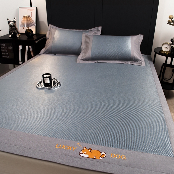 91家纺网 家纺一手货源 找家纺 印季家纺 2026新款5A级抗菌加厚绣花冰藤席-幸运狗（床笠款） 雾霾蓝