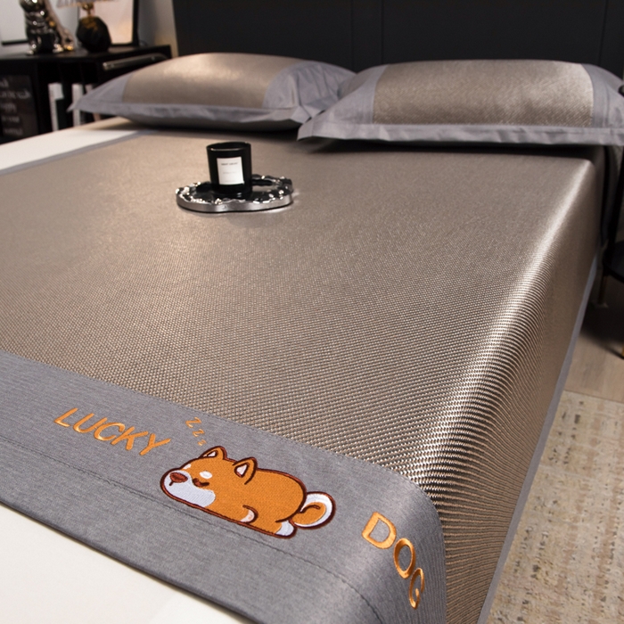 91家纺网 家纺一手货源 找家纺 印季家纺 2026新款5A级抗菌加厚绣花冰藤席-幸运狗（床笠款） 银棕