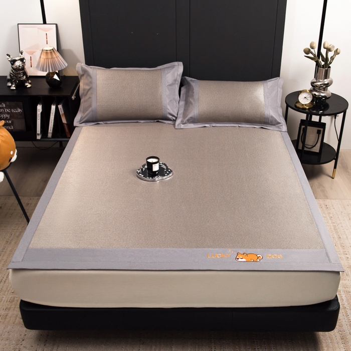 91家纺网 家纺一手货源 找家纺 印季家纺 2026新款5A级抗菌加厚绣花冰藤席-幸运狗（床笠款） 银棕