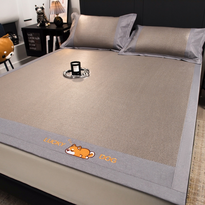 91家纺网 家纺一手货源 找家纺 印季家纺 2026新款5A级抗菌加厚绣花冰藤席-幸运狗（床笠款） 银棕