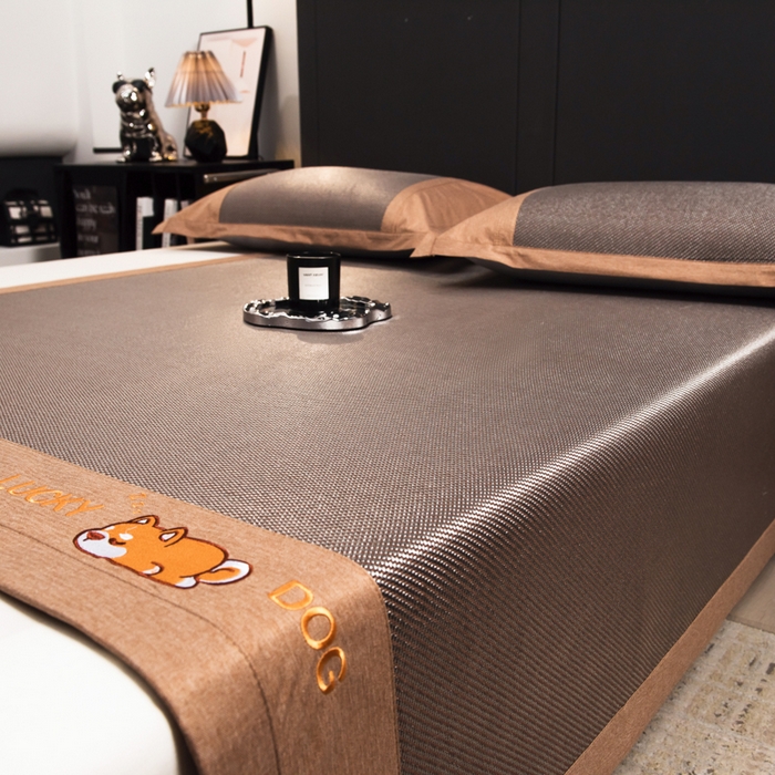 91家纺网 家纺一手货源 找家纺 印季家纺 2026新款5A级抗菌加厚绣花冰藤席-幸运狗（床笠款） 银咖