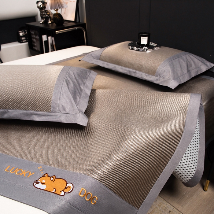 91家纺网 家纺一手货源 找家纺 印季家纺 2026新款5A级抗菌加厚绣花冰藤席-幸运狗（床笠款） 银棕