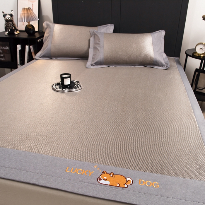 91家纺网 家纺一手货源 找家纺 印季家纺 2026新款5A级抗菌加厚绣花冰藤席-幸运狗（床笠款） 银棕