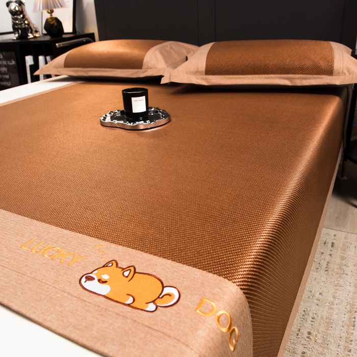 91家纺网 家纺一手货源 找家纺 印季家纺 2026新款5A级抗菌加厚绣花冰藤席-幸运狗（床笠款） 金咖