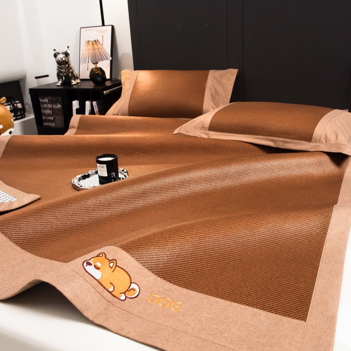 91家纺网 家纺一手货源 找家纺 印季家纺 2026新款5A级抗菌加厚绣花冰藤席-幸运狗（床笠款） 金咖