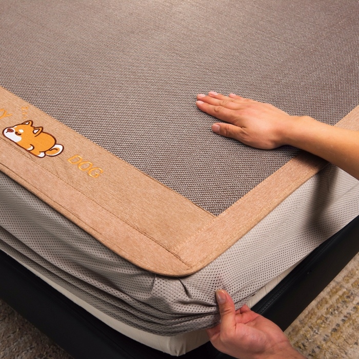 91家纺网 家纺一手货源 找家纺 印季家纺 2026新款5A级抗菌加厚绣花冰藤席-幸运狗（床笠款） 银咖