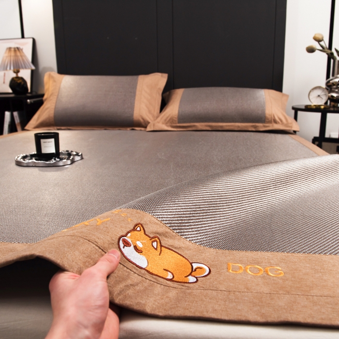 91家纺网 家纺一手货源 找家纺 印季家纺 2026新款5A级抗菌加厚绣花冰藤席-幸运狗（床笠款） 银咖