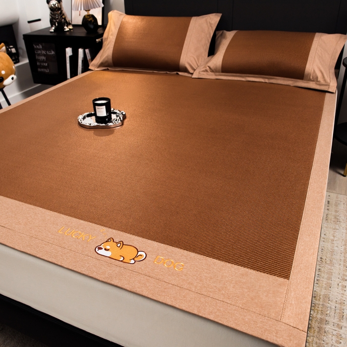 91家纺网 家纺一手货源 找家纺 印季家纺 2026新款5A级抗菌加厚绣花冰藤席-幸运狗（床笠款） 金咖