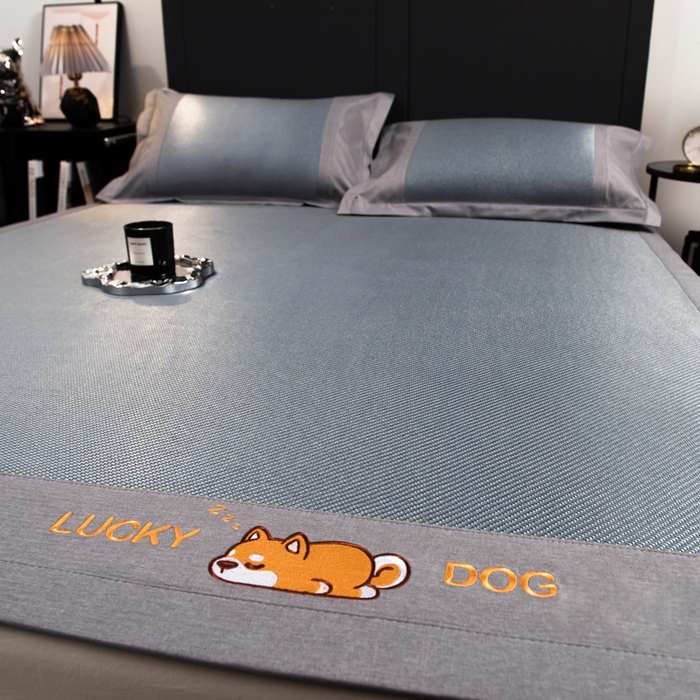 91家纺网 家纺一手货源 找家纺 印季家纺 2026新款5A级抗菌加厚绣花冰藤席-幸运狗（床笠款） 雾霾蓝