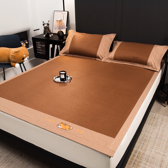 91家纺网 家纺一手货源 找家纺 印季家纺 2026新款5A级抗菌加厚绣花冰藤席-幸运狗（床笠款） 金咖