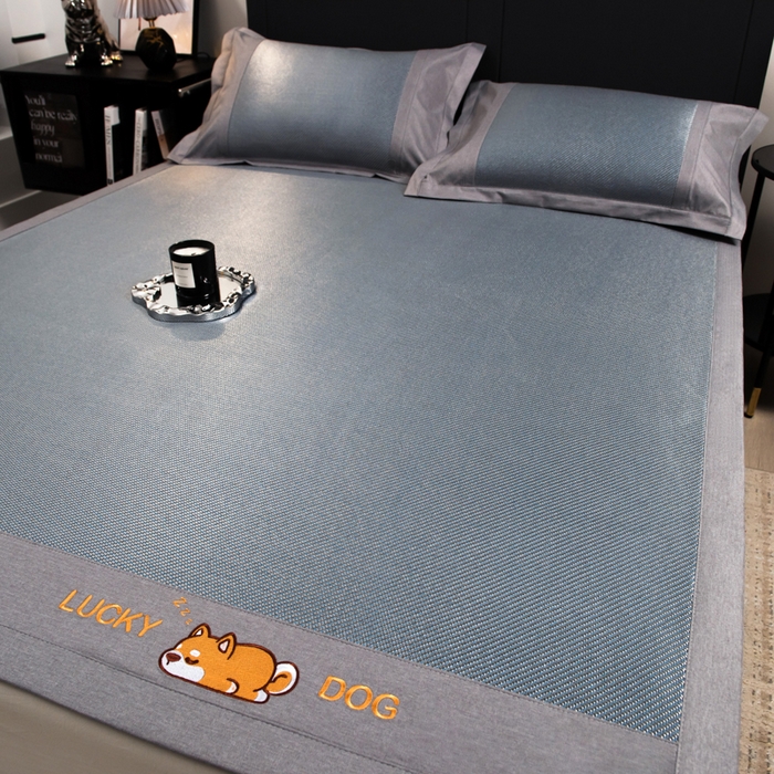 91家纺网 家纺一手货源 找家纺 印季家纺 2026新款5A级抗菌加厚绣花冰藤席-幸运狗（床笠款） 雾霾蓝