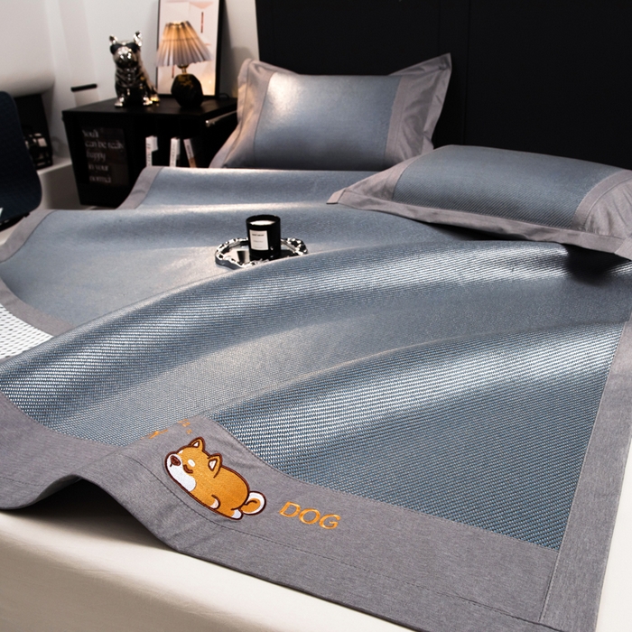 91家纺网 家纺一手货源 找家纺 印季家纺 2026新款5A级抗菌加厚绣花冰藤席-幸运狗（床笠款） 雾霾蓝