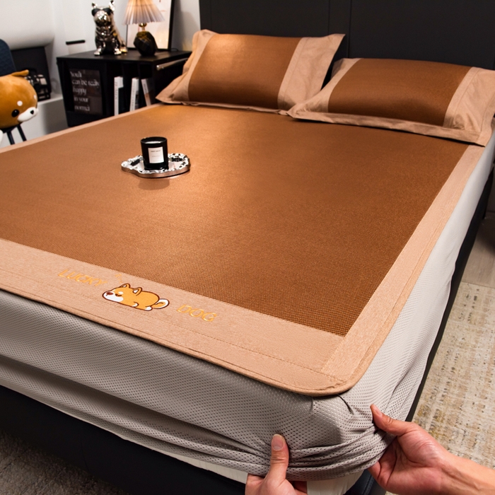 91家纺网 家纺一手货源 找家纺 印季家纺 2026新款5A级抗菌加厚绣花冰藤席-幸运狗（床笠款） 金咖