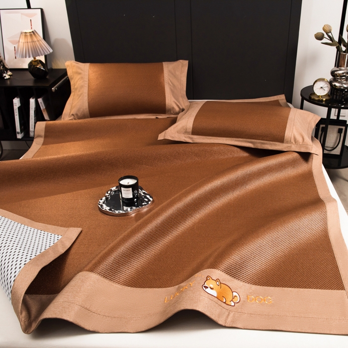 91家纺网 家纺一手货源 找家纺 印季家纺 2026新款5A级抗菌加厚绣花冰藤席-幸运狗（床笠款） 金咖