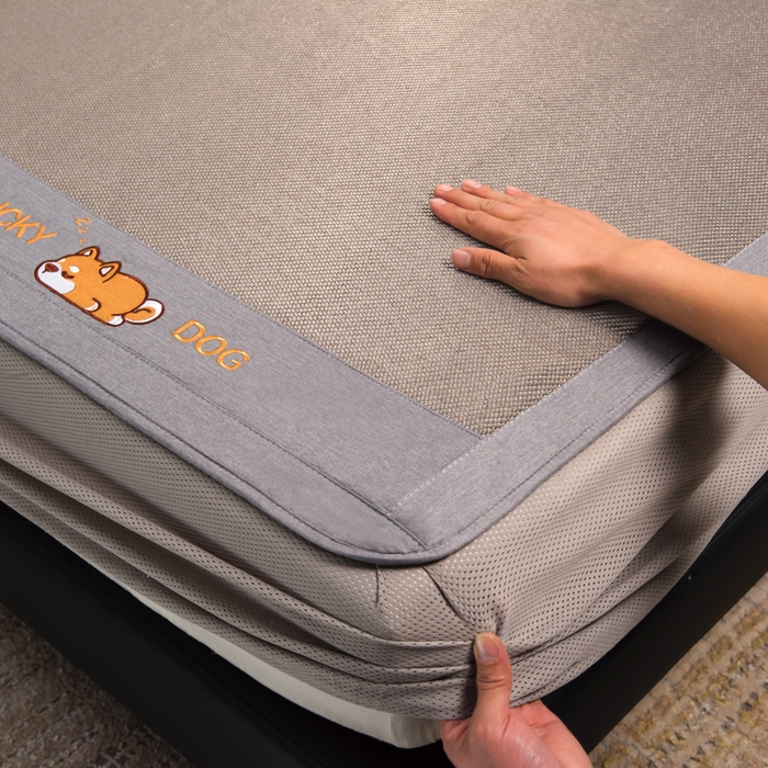 91家纺网 家纺一手货源 找家纺 印季家纺 2026新款5A级抗菌加厚绣花冰藤席-幸运狗（床笠款） 银棕