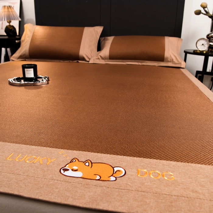 91家纺网 家纺一手货源 找家纺 印季家纺 2026新款5A级抗菌加厚绣花冰藤席-幸运狗（床笠款） 金咖