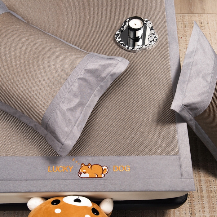 91家纺网 家纺一手货源 找家纺 印季家纺 2026新款5A级抗菌加厚绣花冰藤席-幸运狗（床笠款） 银棕