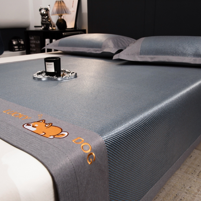 91家纺网 家纺一手货源 找家纺 印季家纺 2026新款5A级抗菌加厚绣花冰藤席-幸运狗（床笠款） 雾霾蓝