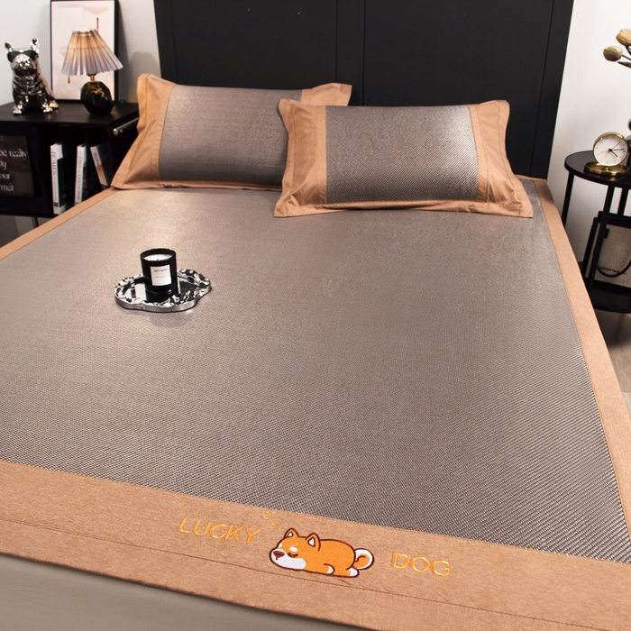 91家纺网 家纺一手货源 找家纺 印季家纺 2026新款5A级抗菌加厚绣花冰藤席-幸运狗（床笠款） 银咖